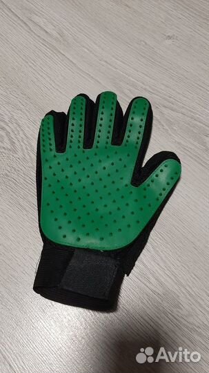 Перчатка для вычесывания шерсти