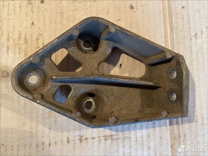 Кронштейн двигателя правый