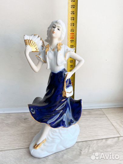Статуэтка фарфоровая девушка с веером
