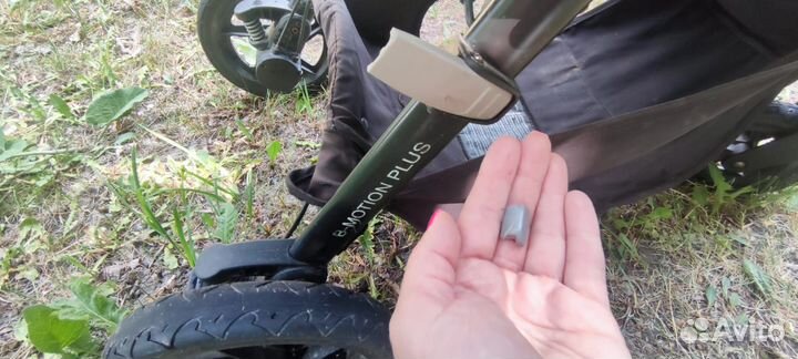 Всесезонная коляска синего цвета britax b-motion