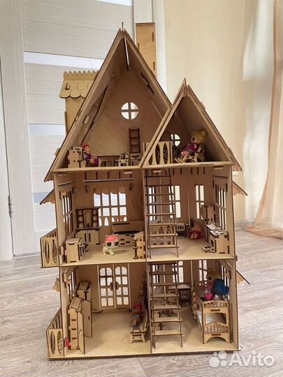 Деревянный кукольный домик с мебелью