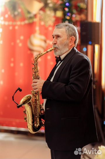 Саксофонист на праздник