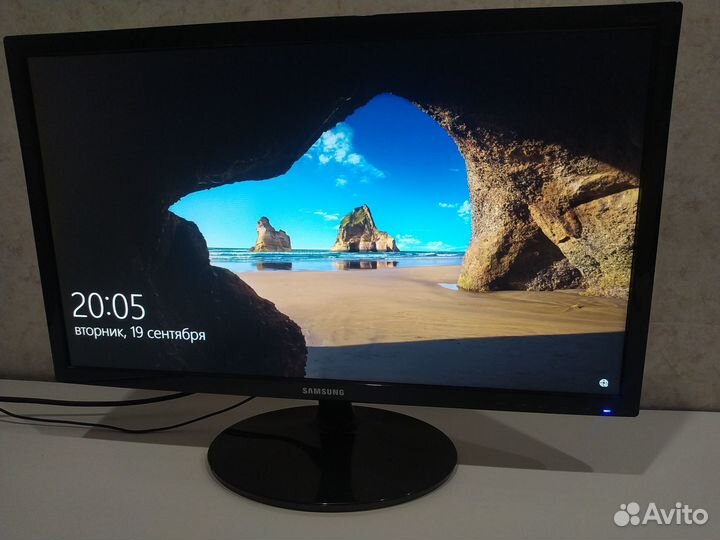 Монитор Samsung S24D300H