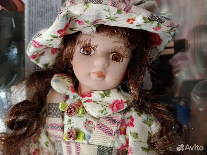 Кукла фарфоровая