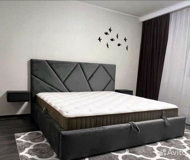 Кровать с мягким изголовьем геометрия