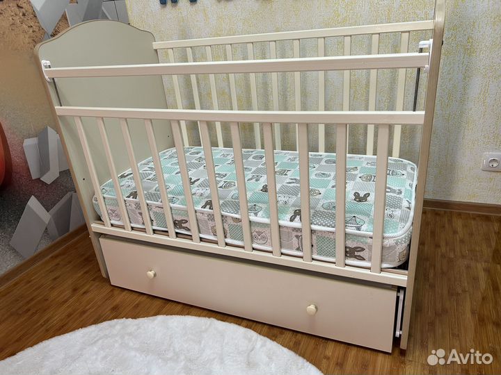 Детская кроватка с маятником