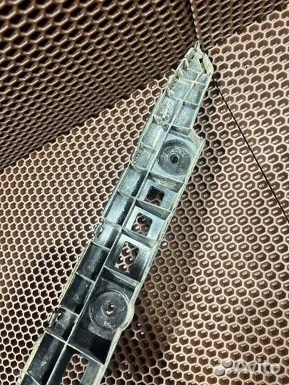 Кронштейн бампера задний правый Volkswagen Passat