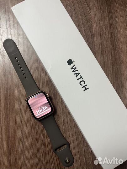 Часы Apple Watch SE GPS 44mm 2021 золотой