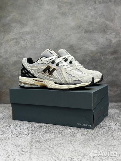 Женские кроссовки New Balance 1906