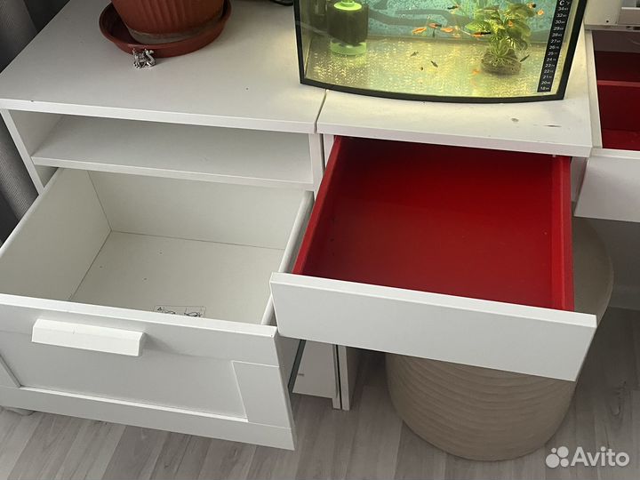 Туалетный столик с зеркалом и пуфиком