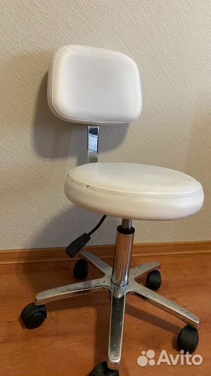 Стул на колесиках