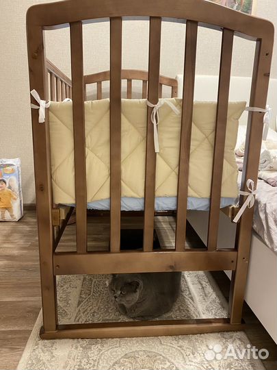 Детская кроватка с маятником
