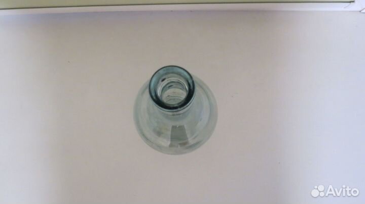 Бутылка старая из толстого стекла