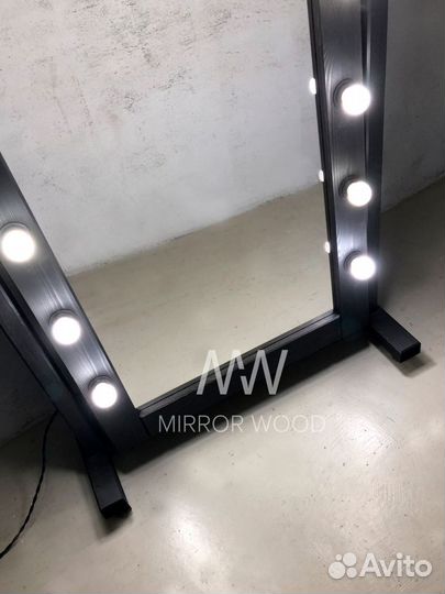 Гримерное зеркало с лампочками на подставке