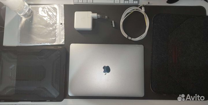 Macbook 13 pro 2016 (i5, 8gb RAM, 256gb SSD)