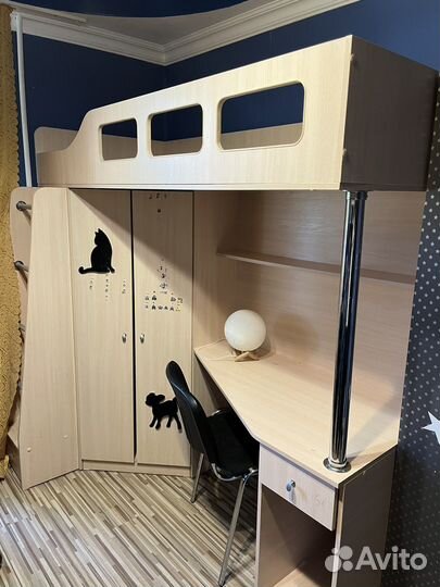 Детская кровать со столом и шкафом