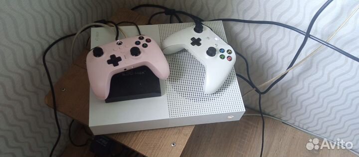 Xbox one s 2 геймпада 1tb