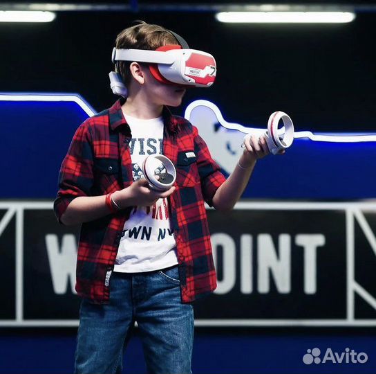 Сотрудник парка виртуальной реальности без опыта