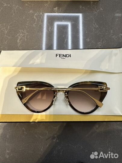 Солнцезащитные очки женские fendi