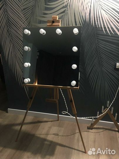 Гримерное зеркало с лампочками