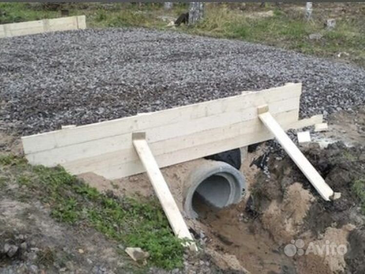 Доска через канаву. Труба под заезд на участок. Доска через канаву. Доска через канаву. Опалубка для заезда на участок через канаву.