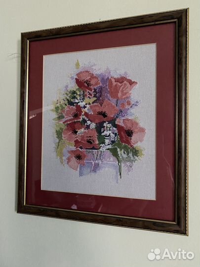 Вышитая крестиком картина в раме