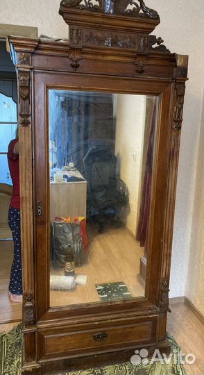 Антикварный шкаф