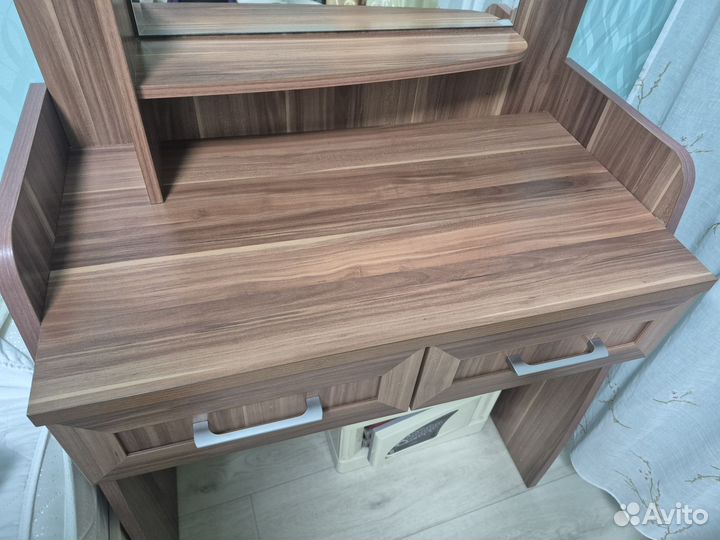 Туалетный столик с зеркалом