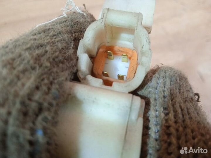 Замок двери задний правый Nissan Bluebird U14