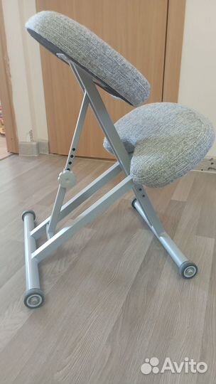 Ортопедический коленный стул для школьника