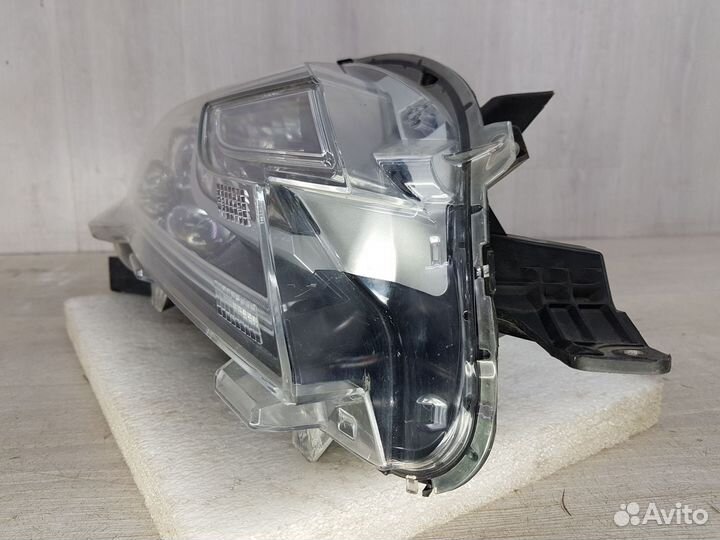Фара правая Mitsubishi Pajero