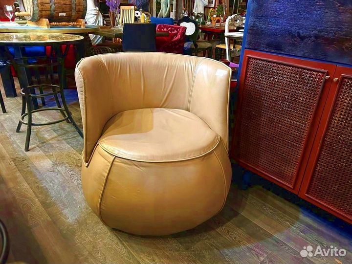 Кресло круглое из кожи