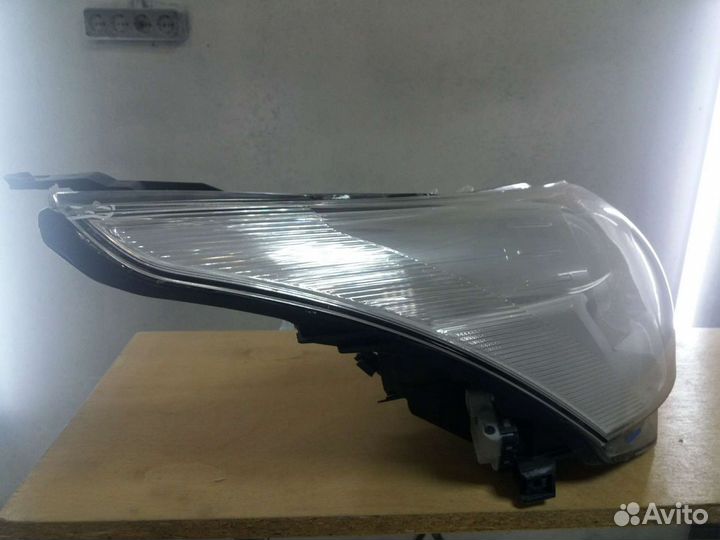 Toyota Avensis 3 фара правая