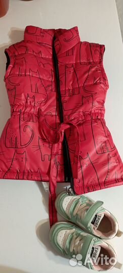 Жилет и кроссовки для девочки