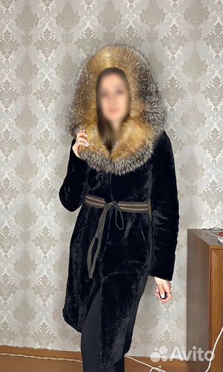 Шуба мутоновая с капюшоном из лисы
