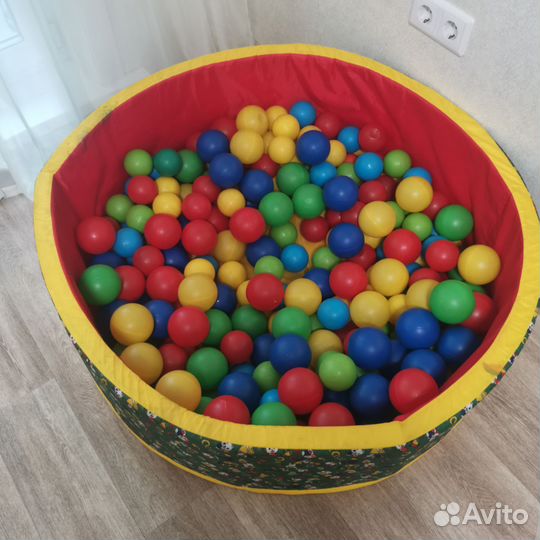 Сухой бассейн с шариками