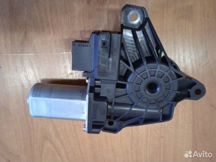 Моторчик стеклоподъемника задний левый Mercedes