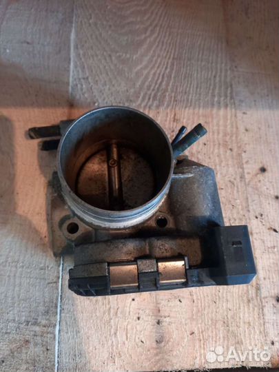 Дроссельная заслонка Пассат Б5 1.8т 06B133062E