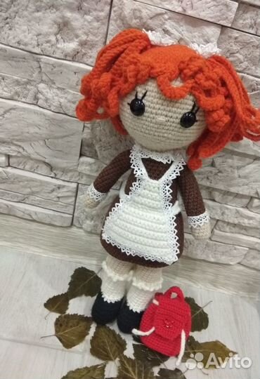 Вязаная игрушка. Кукла школьница- первоклашка
