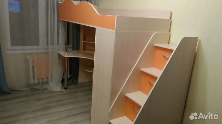 Детская кровать чердак со столом и шкафом