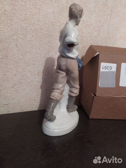Фарфоровая статуэтка германия сеятель без руки