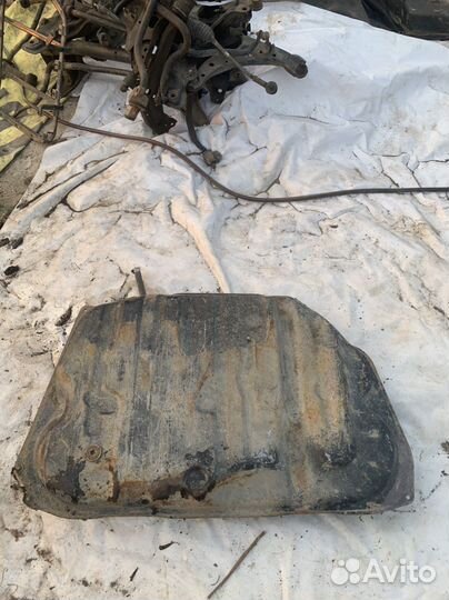 Бак топливный (бензобак) toyota vista SV30