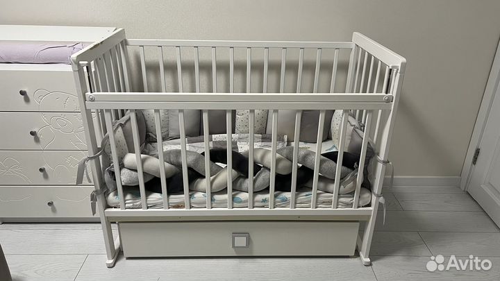 Детская кроватка с маятником и ящиком