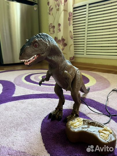 Динозавр на пульте управления
