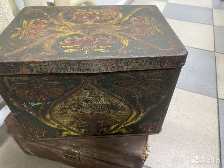 Коробка старая из жести