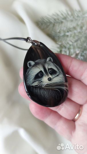Енот на подвеске из чёрного агата. Худ.роспись
