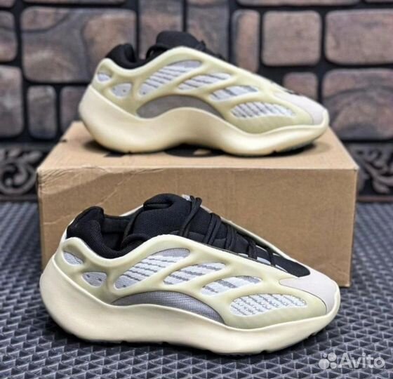 Adidas Yeezy Boost 700 v3