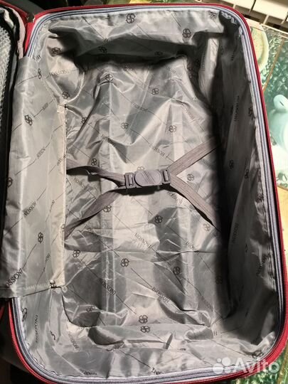 Чемодан красный Hossoni