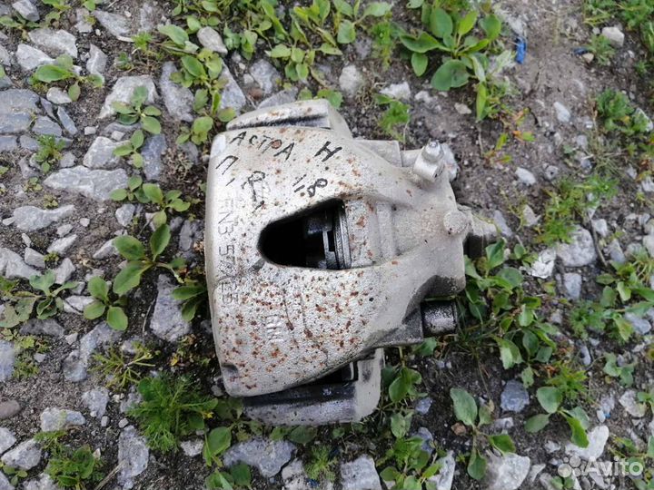 Суппорт передний правый Opel Astra H