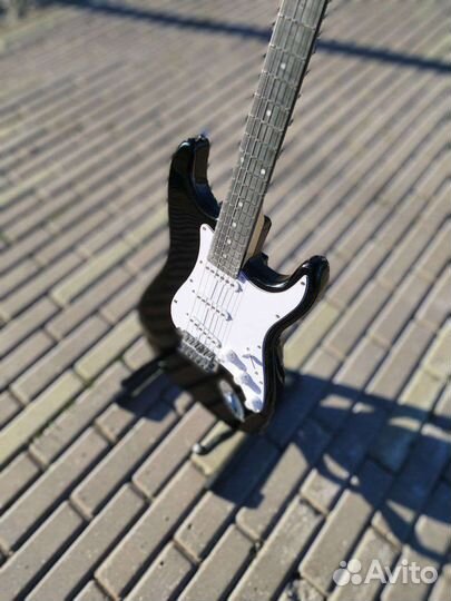 Электрогитара черная